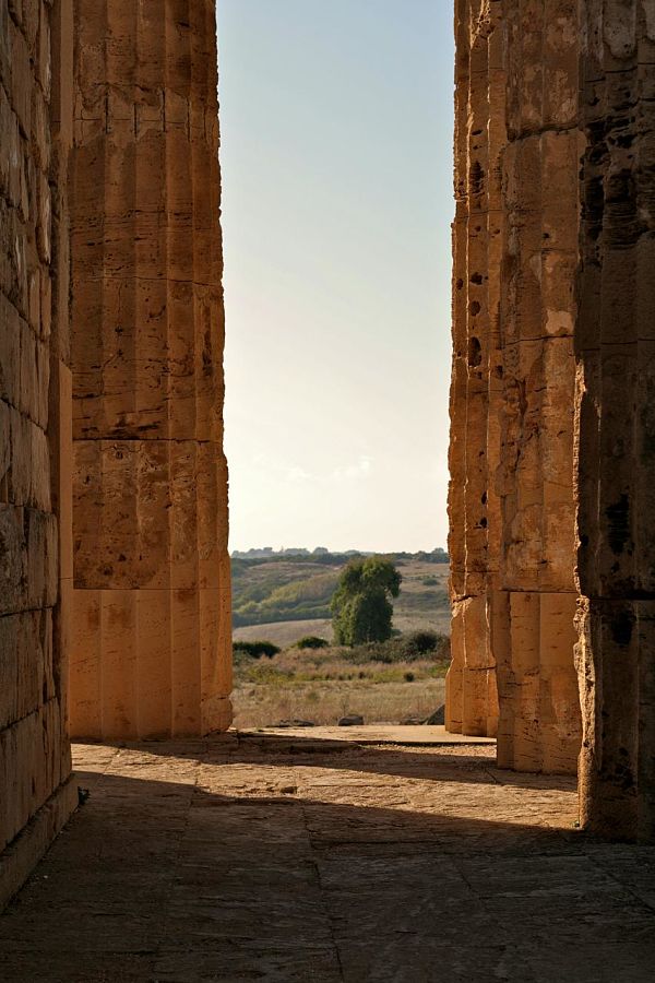 Scorcio di paesaggio selinuntino dal colonnato del Tempio di Hera - Ph. Mingo Hagen | ccby2.0