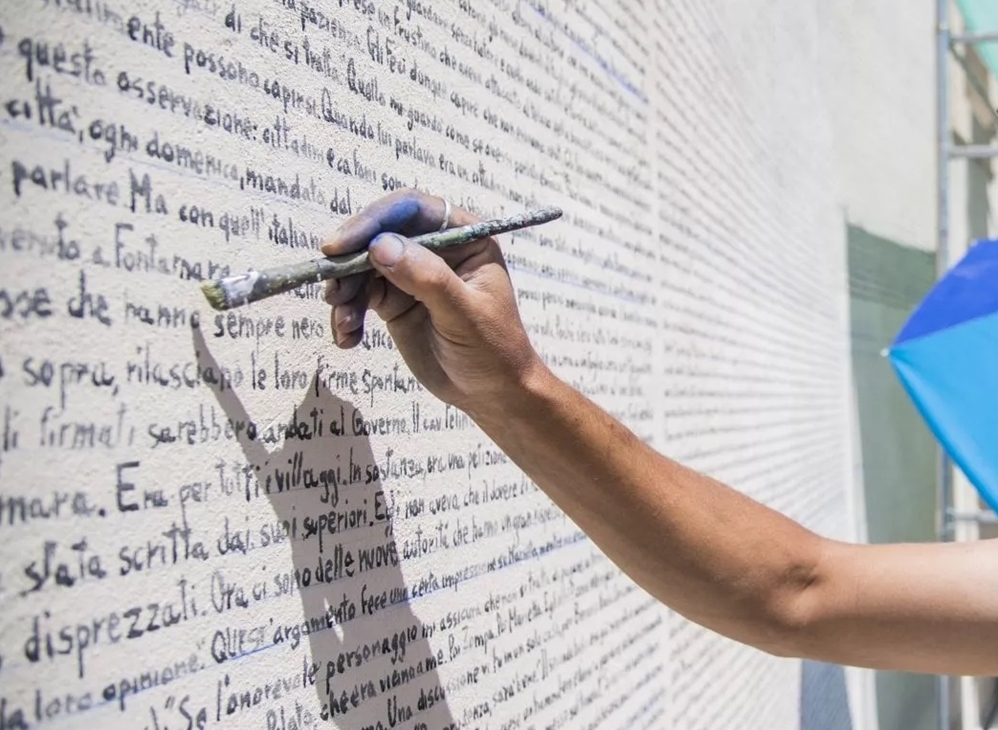 Andrea Parente, in arte Alleg, mentre traccia il testo di 'Fontamara', Aielli (AQ)