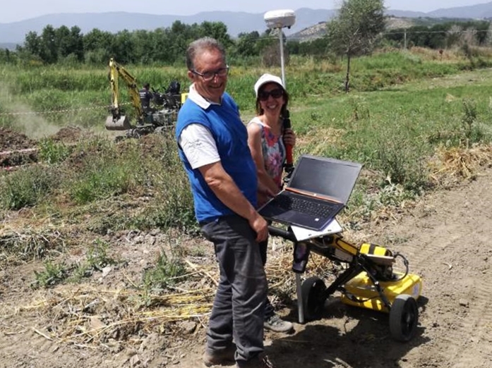 I geologi Carmine Nigro e Francesca Lucieri al lavoro col georadar - Image by Geomeda & engineering