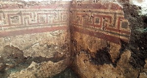 Una tomba messapica dipinta a meandri riemerge dal sottosuolo di Manduria