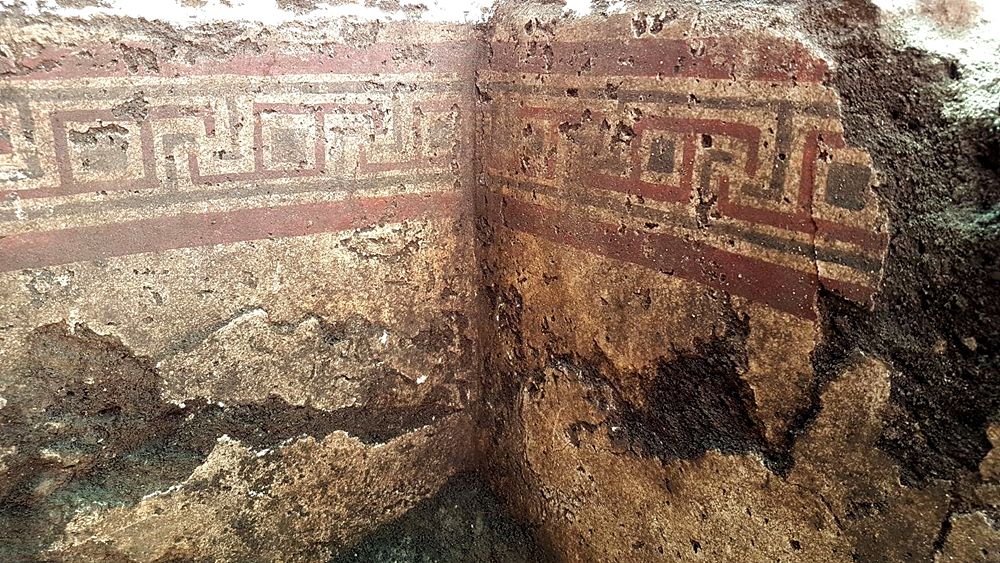 Part. delle pareti intonacate e dipinte a meandri della tomba messapica rinvenuta a Manduria (Ta) - Image by SABAP Brindisi, Lecce, Taranto
