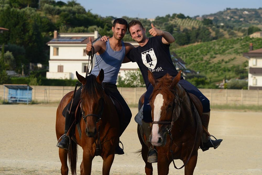 Due cavalieri durante le prove che precedono il Palio del Principe, Bisignano (Cs) – Ph. © Francesco Cariati
