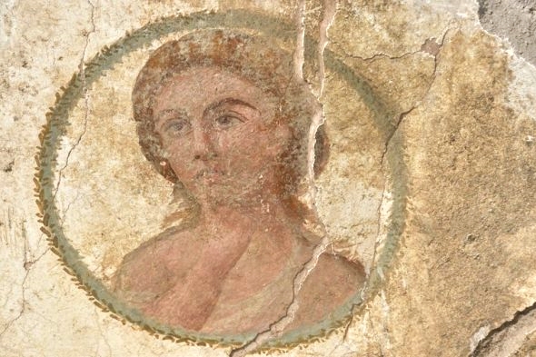 Affresco con volto femminile, I sec. d.C., Pompei - Image by Parco Archeologico di Pompei