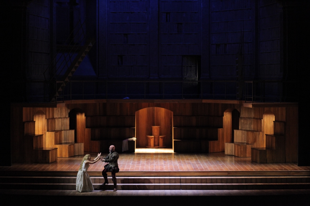 Una scena del Rigoletto di G. Verdi, Teatro Petruzzelli, Bari - Ph. Immagina