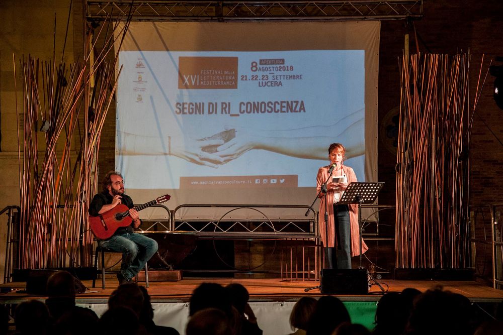 Isabella Ragonese e Pierluigi Vannella (alla chitarra)