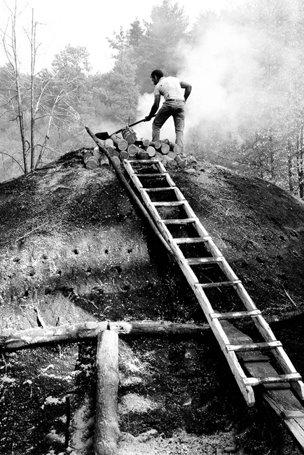 Lavorazione del carbone a Serra San Bruno (VV) – Ph. Francesco De Francesco | ccby-nc-sa2.0