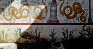 Nel giardino dei ‘misteri’ domestici: a Pompei riemerge il più grande larario mai trovato