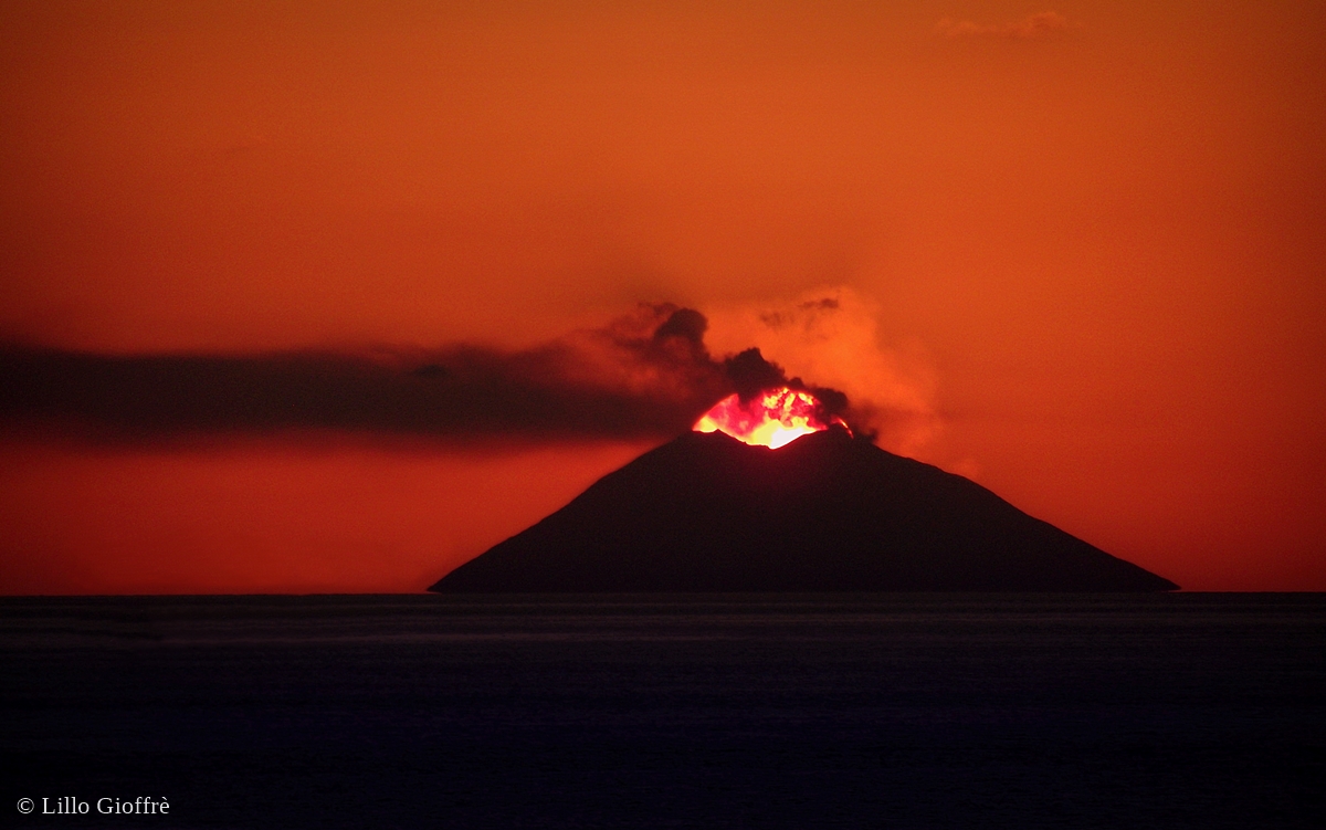 "Natura di fuoco": spettacolare tramonto sull'isola-vulcano di Stromboli - Ph. © Lillo Gioffrè