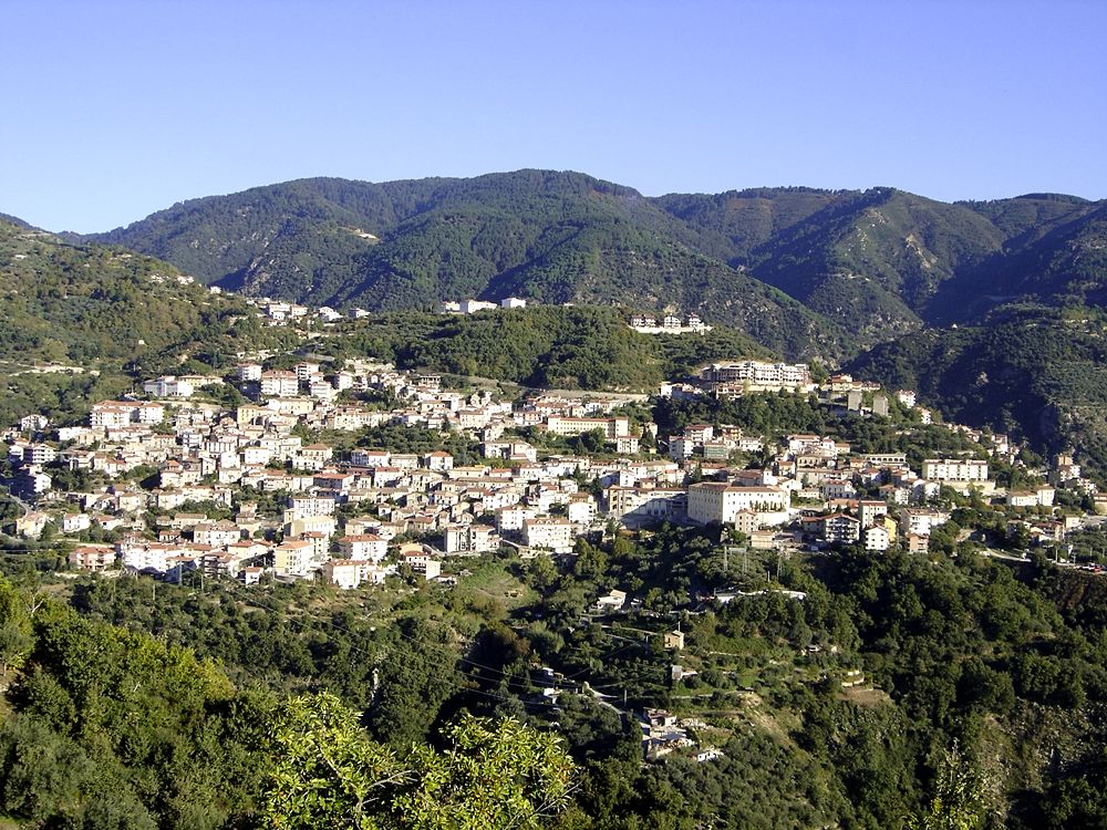 Veduta di Taverna (Cz).Sullo sfondo i monti della Sila Piccola - Ph. Francesco Fratto | cc-by3.0