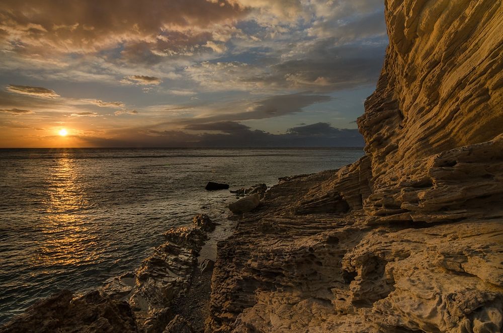 La bianca scogliera di Leucopetra (oggi Capo dell'Armi, Motta S. Giovanni) al tramonto - Ph. courtesy Giuseppe Filice