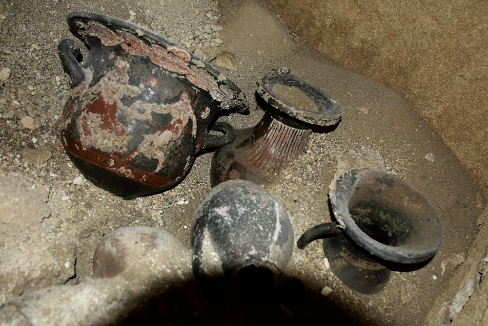 Scorcio del corredo funerario contenuto nella tomba ritrovata a Matera