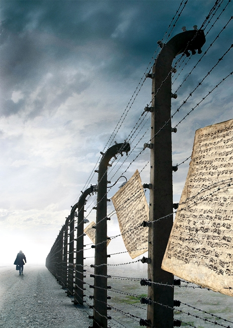 Il pianista Francesco Lotoro ad Auschwitz - Immagine tratta dal docu-film 'Maestro' di Alexandre Valenti