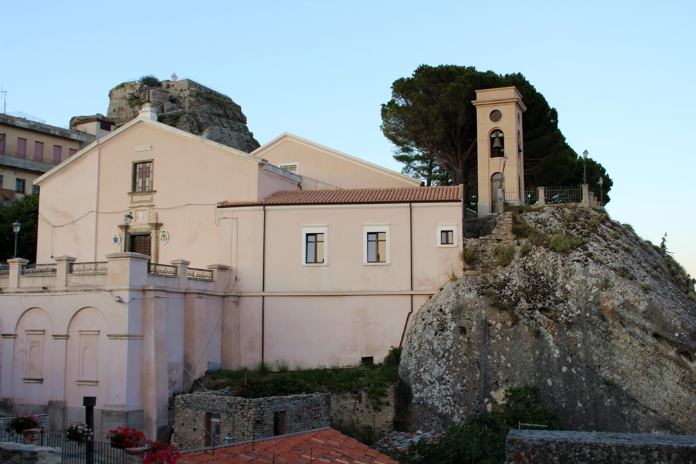 Cattedrale di S. Maria dell'Isodia, nell'antico quartiere ebraico di Bova (RC)