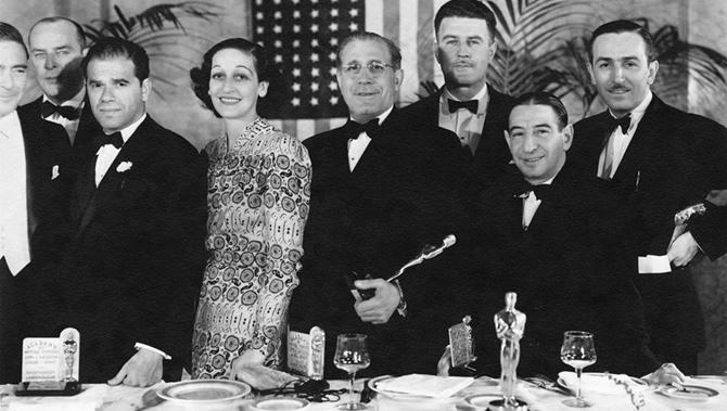 Tony Gaudio (al centro con l'Oscar) durante la cena di gala agli Academy Awards.  Ultimo alla sua sinistra Walt Disney e penultimo alla sua destra Frank Capra