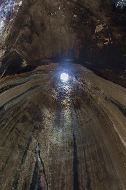 Il Tholos col suo oculo nelle Grotte della Gurfa, Alia (Palermo)
