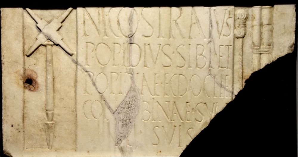 Rilievo di Popidius Nicostratus , con raffigurazione di attrezzi agrimensori, Antiquarium di Boscorelae (Napoli)