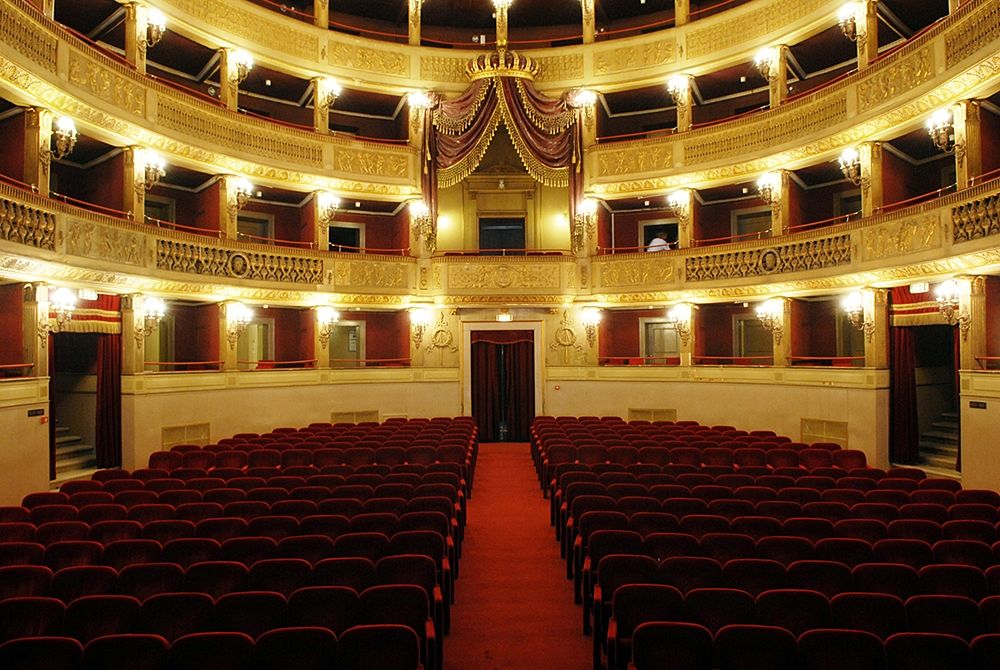 Interno del Teatro Comunale Piccinni. Sul fondo il fastoso Palco Reale