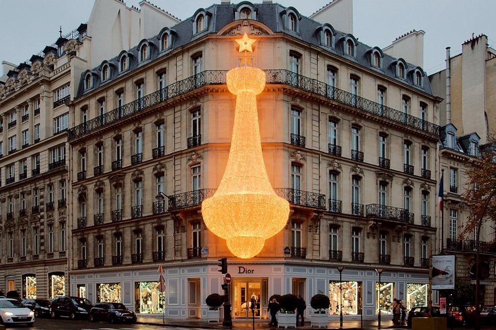 Scorcio natalizio dell'atelier Dior in Avenue Montaigne, Parigi - Image source
