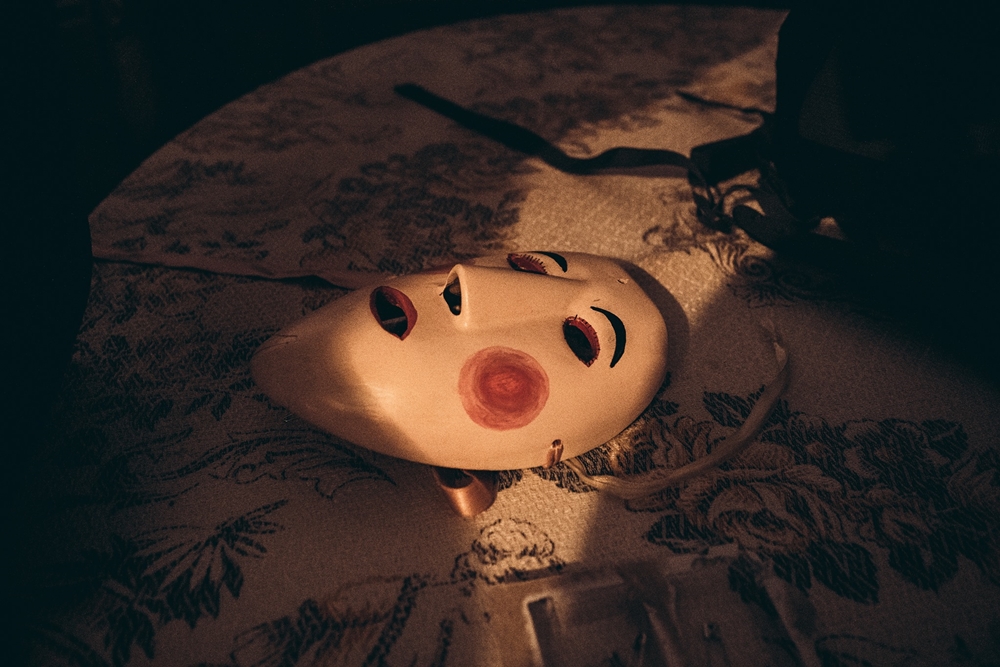 La maschera lignea del Połëcënellë Biellë - Ph. © Pierluigi Ciambra
