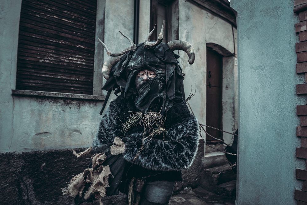 L'Ursë tenuto alla catena - Ph. © Pierluigi Ciambra