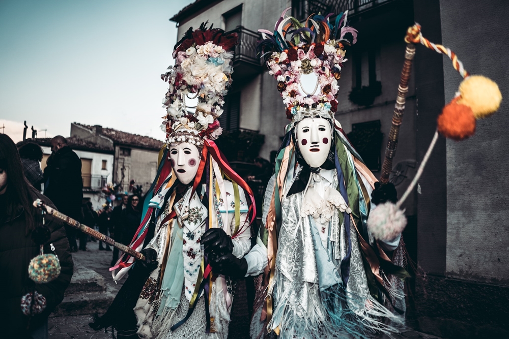 Połëcënellë Biellë in sfilata lungo le vie del paese - Ph. © Pierluigi Ciambra