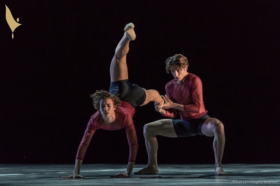 Marco Maciari (a sin.) durante una coreografia - Ph. Gregory Batardon per Prix de Lausanne