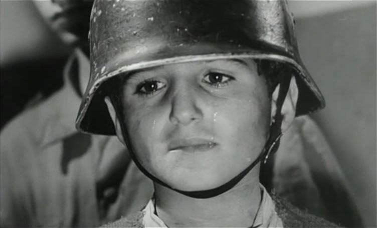 Domenico Formato nei panni del piccolo Gennaro Capuozzo, nell'immagine tratta dal film 'Le Quattro Giornate di Napoli' (1962)