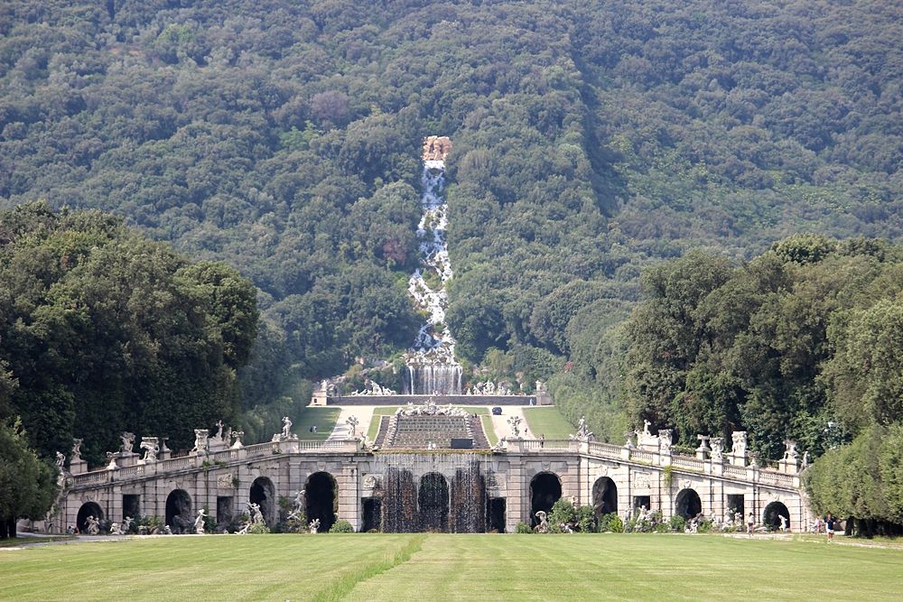 Veduta d'insieme della Fontana di Eolo con sullo sfondo la grande cascata dell'Acquedotto Carolino - Image source