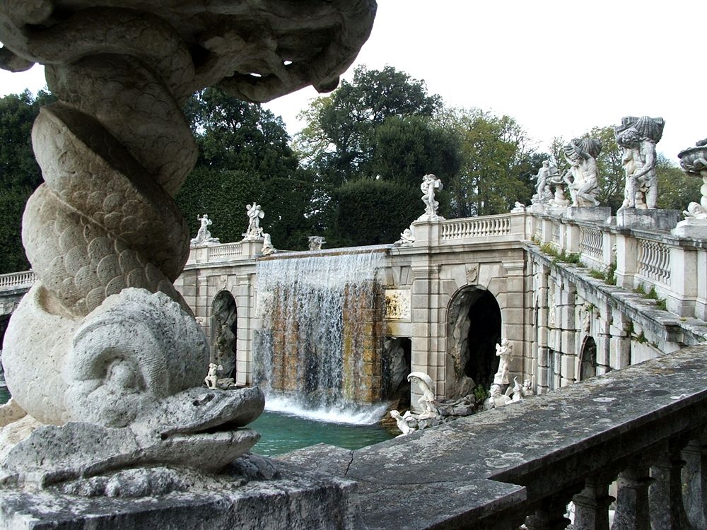 Fontana di Eolo: scorcio della balaustra superiore - Image source