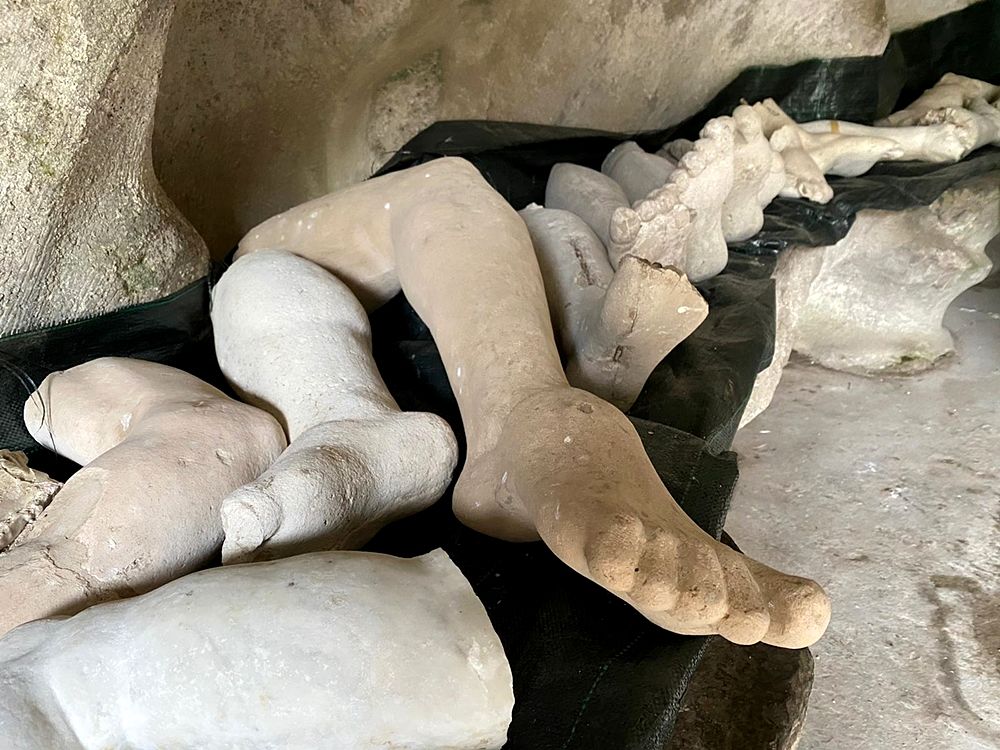Frammenti di statue ritrovati nella Grotta di Eolo - Image by Reggia di Caserta