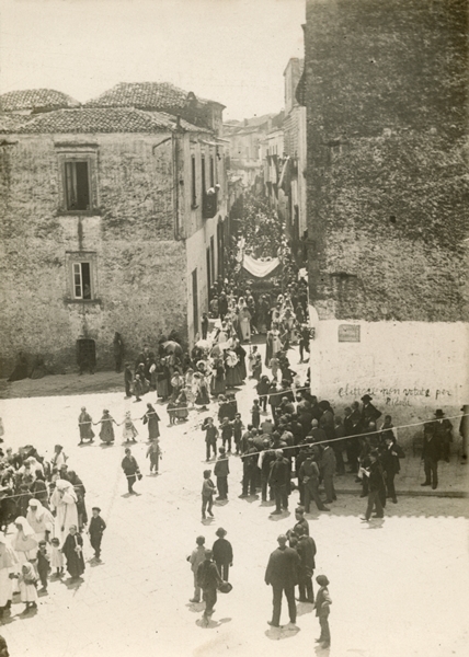 Laval Nugent, Processione a Montepeloso (Irsina), 1909 - Coll. Diciocia