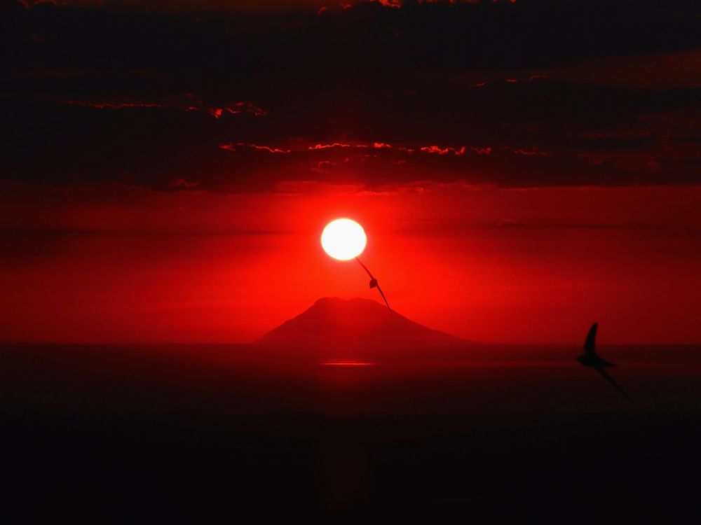 Tramonto su Stromboli visto dalla costa calabrese. Il fenomeno è alla sua acme - Ph. © Rinaldo De Maria