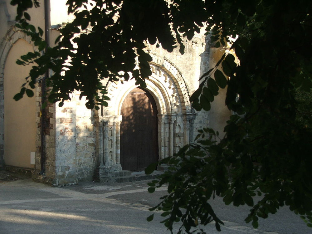 Scorcio dell'Abbazia della Sambucina e del suo antico portale - Image source