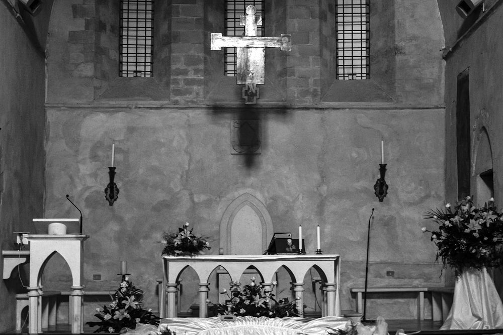 Interno della chiesa con altare oggi a ridosso della zona absidale | Image source