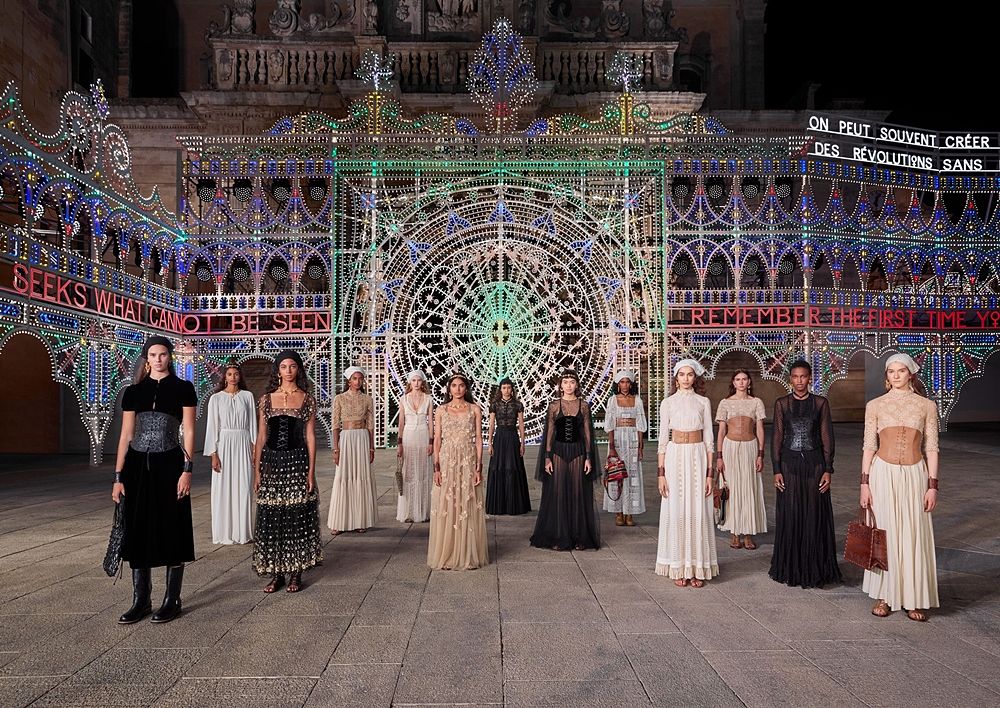 Groupshot della sfilata DIOR Cruise 2021 in Piazza Duomo a Lecce - Ph. © Teresa Cioca