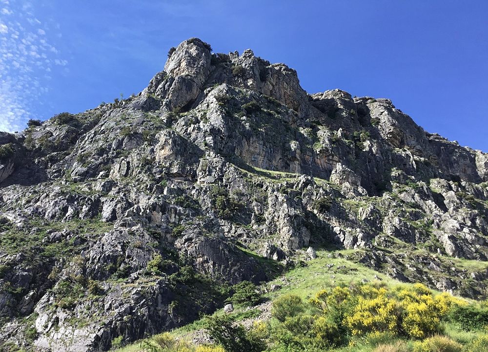 Scorcio della rupe di Pietra Sant'Angelo - Ph. ©  Centro Regionale di Speleologia "Enzo dei Medici"