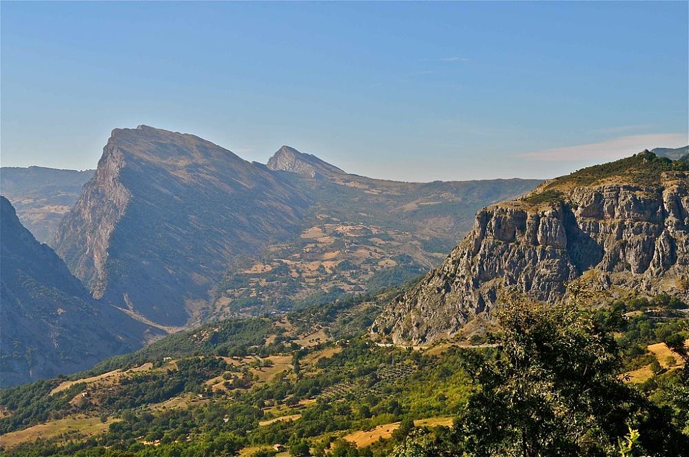 La  Timpa di San Lorenzo e la Pietra Sant'Angelo (a destra) viste da San Lorenzo Bellizzi - Ph. © Stefano Contin