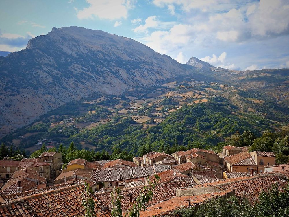 Scorcio di San Lorenzo Bellizzi con l'omonima Timpa - Ph. © Stefano Contin