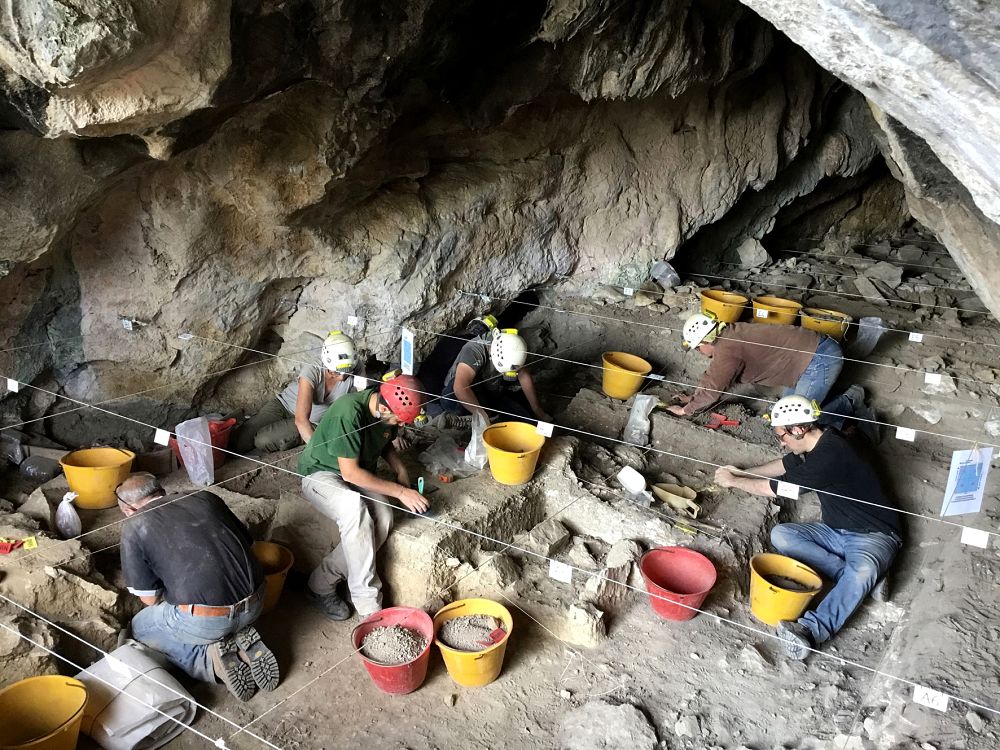 Archeologi al lavoro nella grotta di Pietra Sant'Angelo, a S. Lorenzo Bellizzi (Cs)