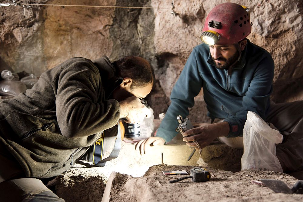 Gli archeologi effettuano rilievi nella Grotta di Pietra Sant'Angelo