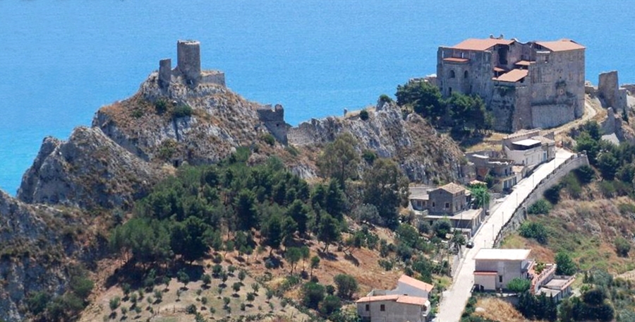 La rupe di Roccella Jonica (RC) coi resti della cittadella medievale, vista da monte