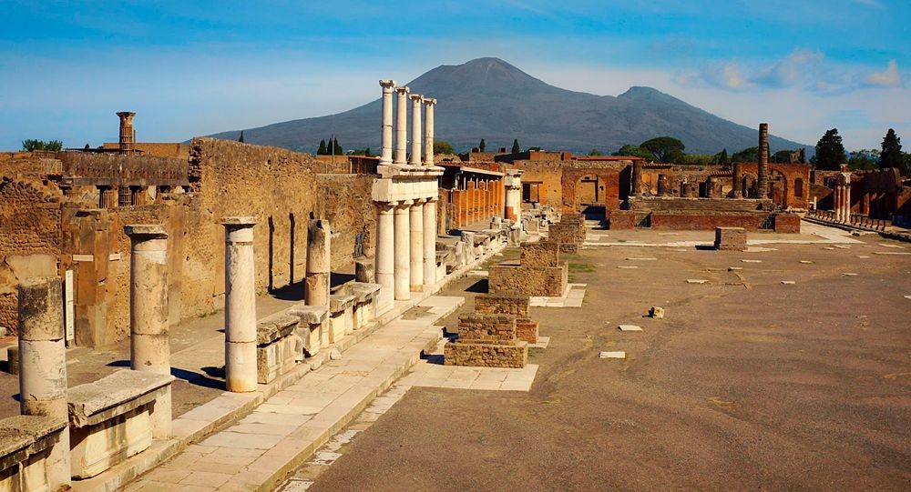 Scorcio del Parco Archeologico di Pompei con il Foro e il Vesuvio