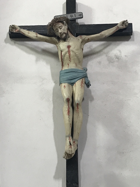 Il Crocifisso di S. Pietro di Magisano prima del recente restauro. Si nota chiaramente ikl pesante rimaneggiamento d'età barocca