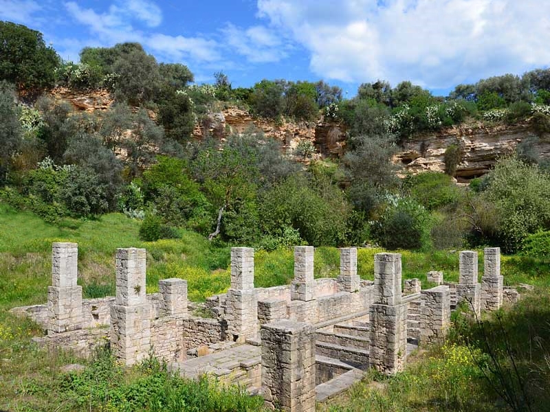 Scorcio del Pulo di Molfetta con resti di una nitriera di epoca borbonica