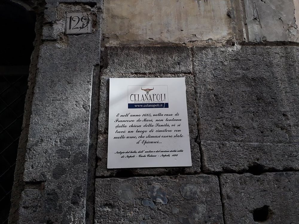 L'ingresso dell'Associazione Celanapoli, in via S. Maria Antesaecula 126/29