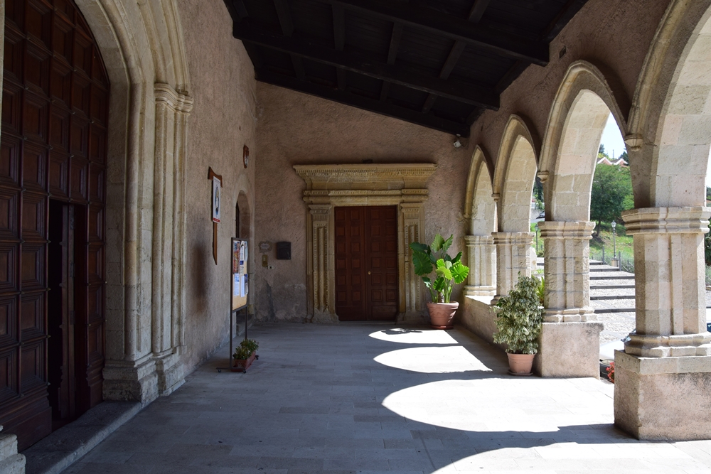 Portico d'ingresso del Convento di S. Bernardino. In fondo il portale d'ingresso dell'Oratorio dei Nobili - Ph.