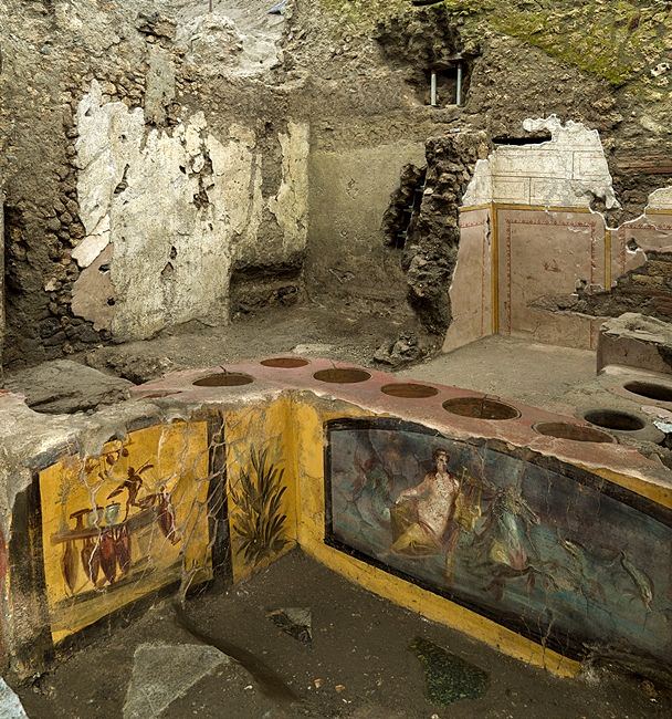 I primi due bracci del bancone del thermopolium, Pompei - Ph. © Luigi Spina