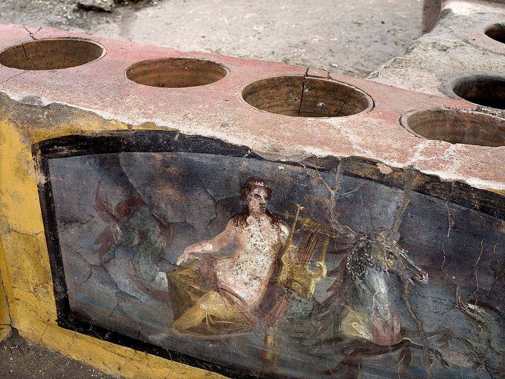 I dolia incassati nel bancone del thermopolium, Pompei - Ph. © Luigi Spina