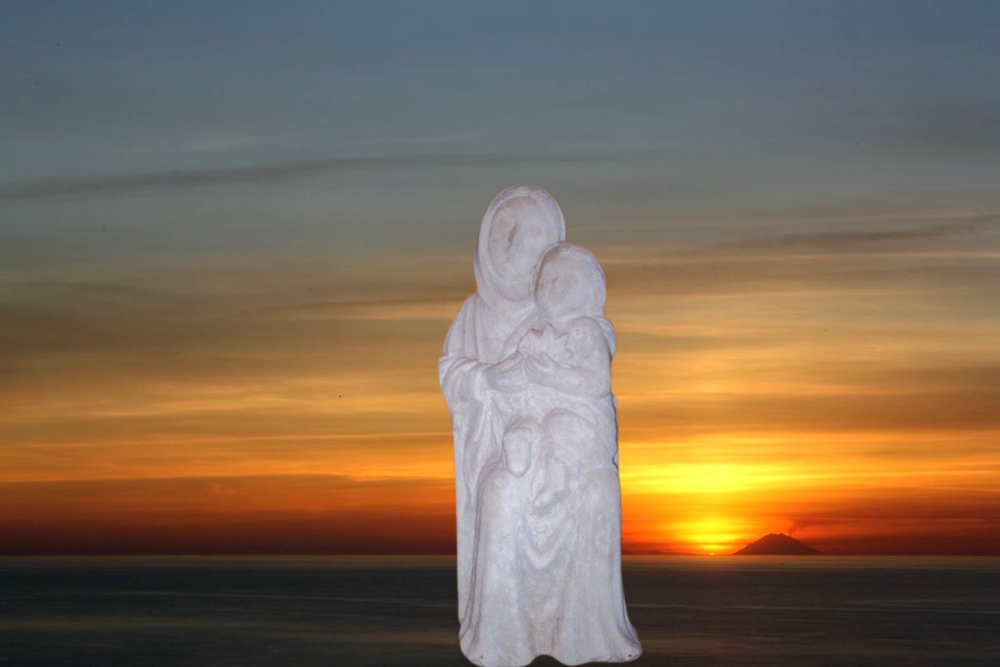 La Madonna del Pane. Sullo sfondo il mare di Amantea (Cs) e l'isola di Stromboli