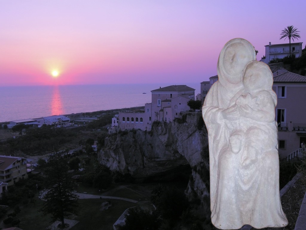 La piccola Madonna del Pane sullo sfondo di Amantea al tramonto - Ph. 